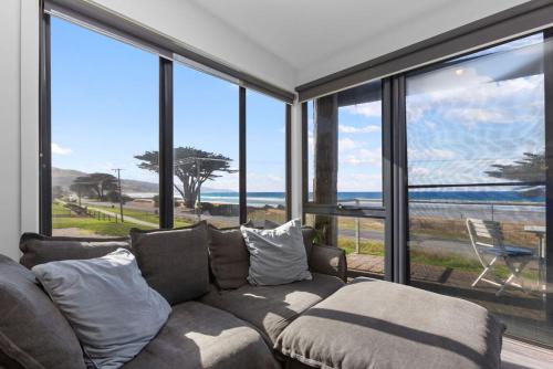 Blue Sea - Beachfront Escape