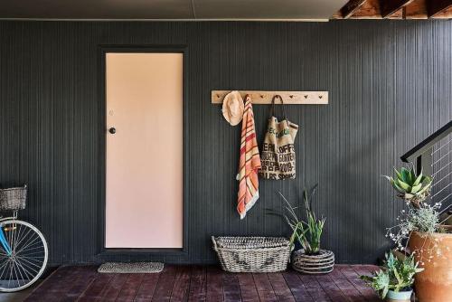 THE LOBSTERPOT BEACH HOUSE - views and walking distance to shops