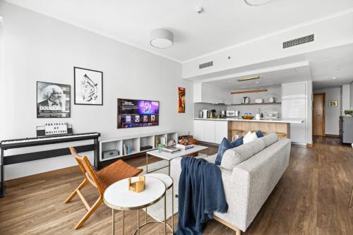 Luxury 1BR with Workspace Next To Dubai Mall - image 8