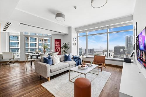 Luxury 1BR with Workspace Next To Dubai Mall, Dubaj