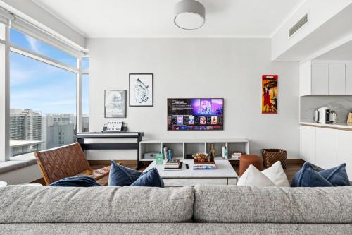 Luxury 1BR with Workspace Next To Dubai Mall - image 11