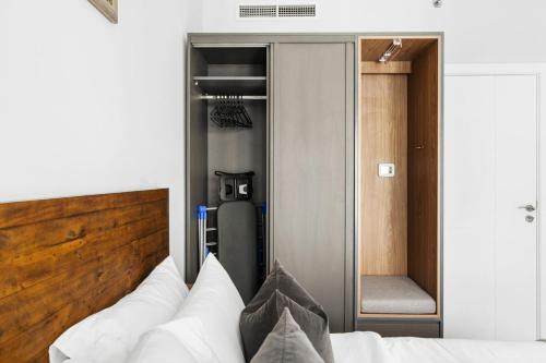 Luxury 1BR with Workspace Next To Dubai Mall - image 4