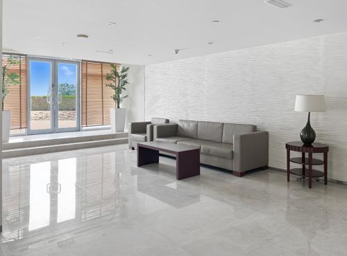 Luxury 1BR with Workspace Next To Dubai Mall - image 7