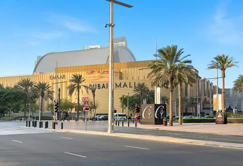 Luxury 1BR with Workspace Next To Dubai Mall - image 6