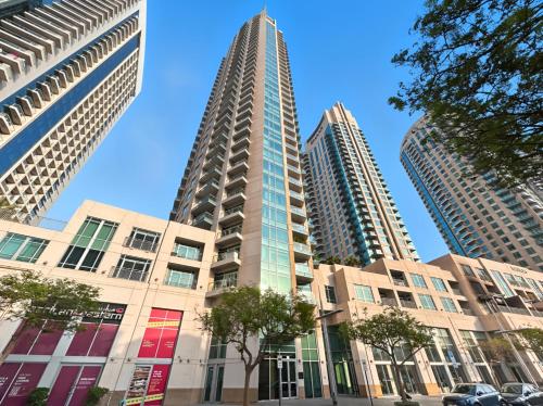 Luxury 1BR with Workspace Next To Dubai Mall - image 3