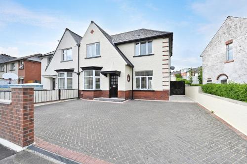 Sleek and Stylish 3 Bed in Bolton-Garden-Parking – khách sạn tại Astley Bridge