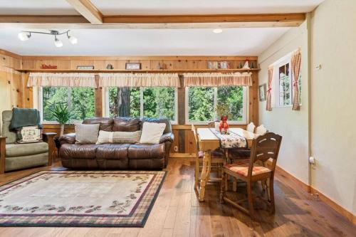 Sugar Pine cabin in the woods King bed Fire pit in Oakhurst