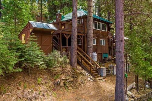 Sugar Pine cabin in the woods King bed Fire pit in Oakhurst