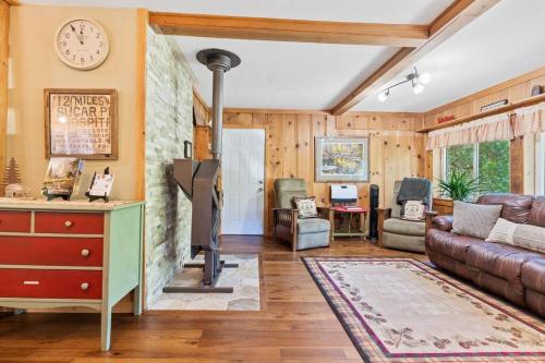 Sugar Pine cabin in the woods King bed Fire pit in Oakhurst