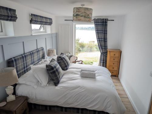 Seaside Retreat - Quiet Seafront Spot with Free Parking in North Kessock