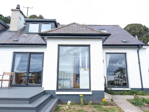 Seaside Retreat - Quiet Seafront Spot with Free Parking in North Kessock