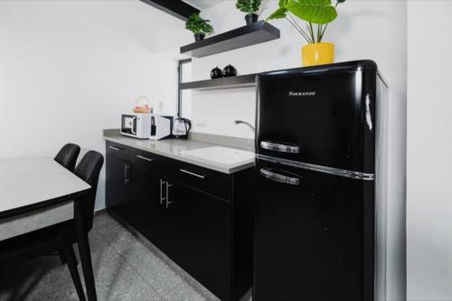 Kitchen, סוויטות הרמב"ם - סוויטות עם בריכה מחוממת מקורה in Tiberias