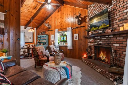 Retro Retreat, BBQ, Patio with Outdoor Seating!