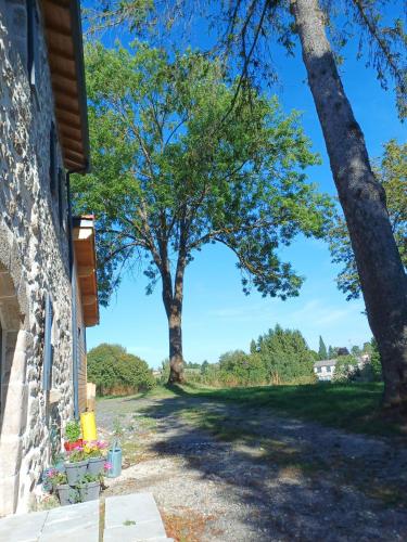 Aux 43 arbres Gîte Tilleul (Aux 43 arbres Gite Tilleul) in Saint Georges-Lagricol ciems
