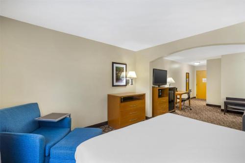Best Western Plus Richmond Hill Inn - image 8