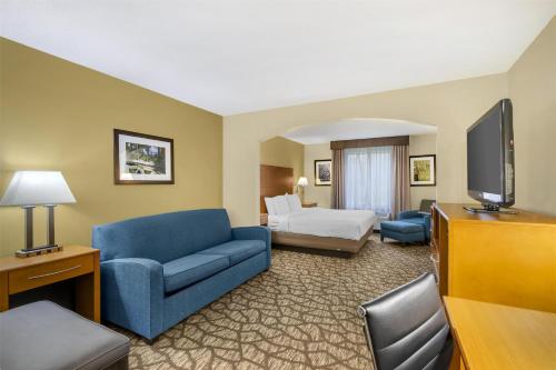 1 king bed, 1 sofa bed