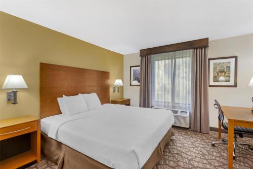 Best Western Plus Richmond Hill Inn - image 4