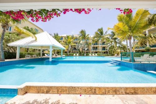 1 Bdrm Pool Garden View at The Yacht Club D3 in Providenciales