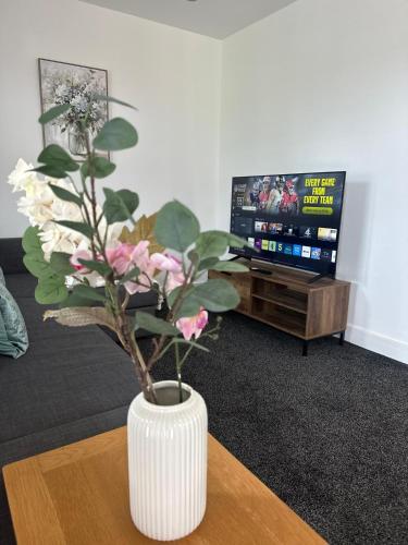 Newly refurbished 2-bedroom apartment with balcony & Free Parking