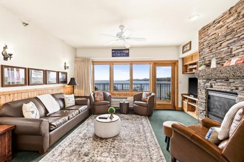 Majestic Lake Views 1BR King Suite and Heated Pools