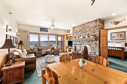 Majestic Lake Views 1BR King Suite and Heated Pools in Two Harbors (MN)