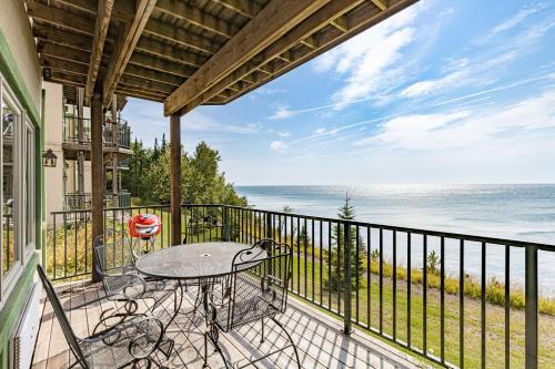 Majestic Lake Views 1BR King Suite and Heated Pools in Two Harbors (MN)