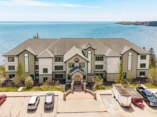 Majestic Lake Views 1BR King Suite and Heated Pools in Two Harbors (MN)