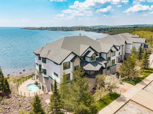 Majestic Lake Views 1BR King Suite and Heated Pools in Two Harbors (MN)