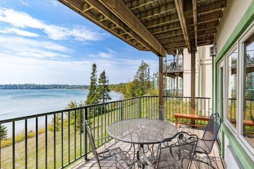 Majestic Lake Views 1BR King Suite and Heated Pools in Two Harbors (MN)