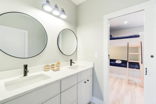 Modern Family Cabin 1 min to Bryce Fire Pit KING Bed - image 11