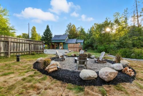 Cozy Cottage Retreat Private 2 Acres, Near Lake in Bancroft (ON)