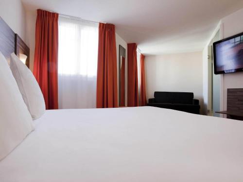 1 king bed, 1 sofa bed