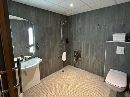 room detail thumbnail 2