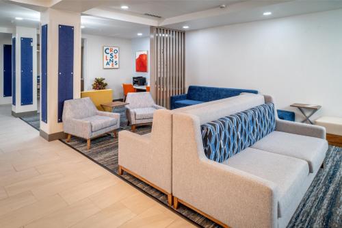 홀리데이 인 익스프레스 앤 스위트 크로스 레인스 바이 IHG - 숙소 외관