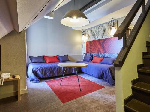 1 double bed, 2 twin beds