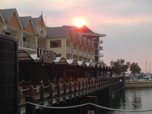 餐廳, 曼德拉海洋碼頭小屋酒店 (Mandurah Ocean Marina Chalets) in 曼哲拉城