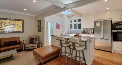 High-End Haven, Moments from the Water with Free Parking in Oriental Parade