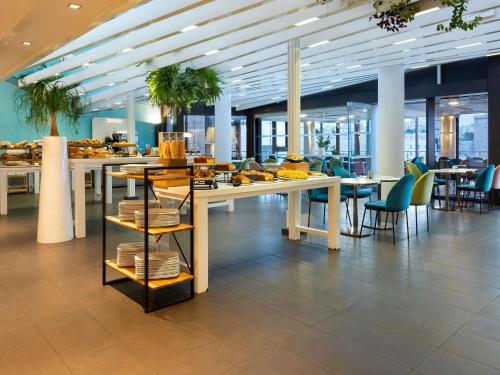 Exterior view, Novotel Marseille Vieux Port in 07. La Corniche