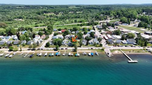Lils On The Lake - On Crystal Lake & Dog-friendly in Beulah, USA