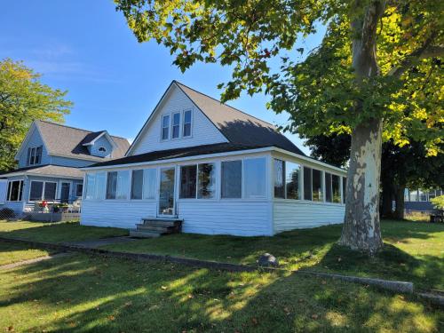 Lils On The Lake - On Crystal Lake & Dog-friendly in Beulah, USA