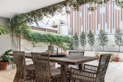 Bolton - Spacious Apartment with a Beautiful Courtyard