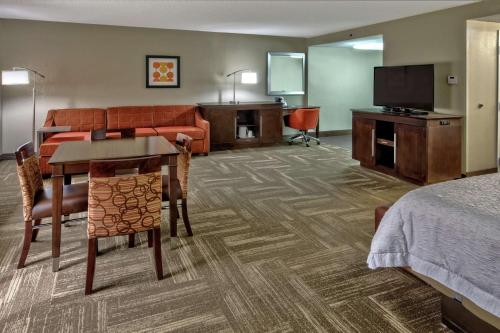 Hampton Inn Corinth - image 8
