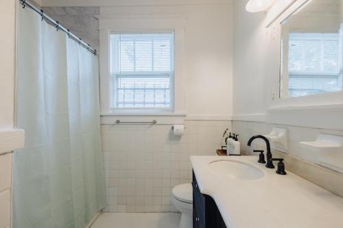 Fürdőszoba, Historic Revival 2BR Midtown Memphis Fast Wifi Free Parking Yes Pets near Memphis Zoo