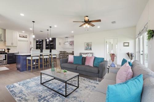 Modern Farmhouse in McDade in Elgin