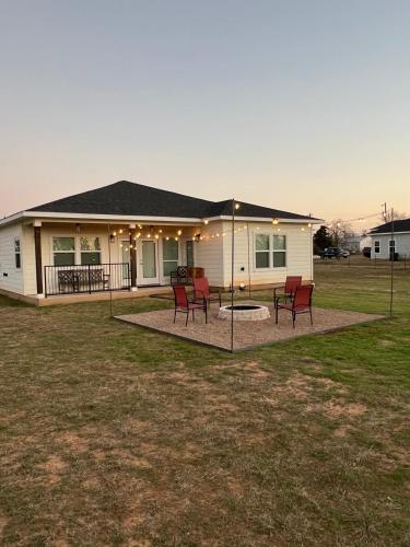Modern Farmhouse in McDade in Elgin
