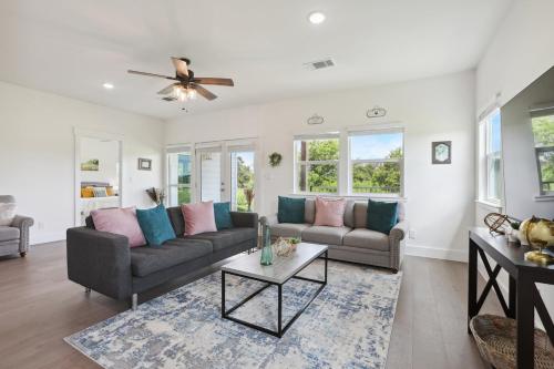 Modern Farmhouse in McDade in Elgin