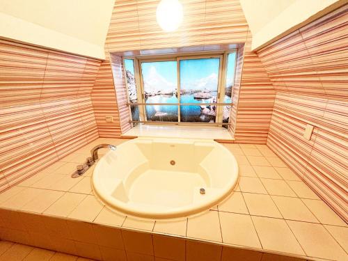 room detail thumbnail 2