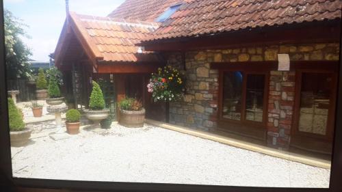 Exterior view, Bridge Farm Guesthouse rooms in Bristol