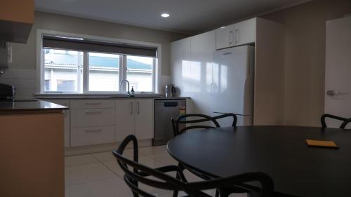 Spacious 2BR Home in the Suburbs in افونديل