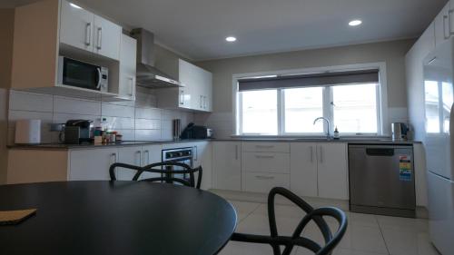 Spacious 2BR Home in the Suburbs in افونديل